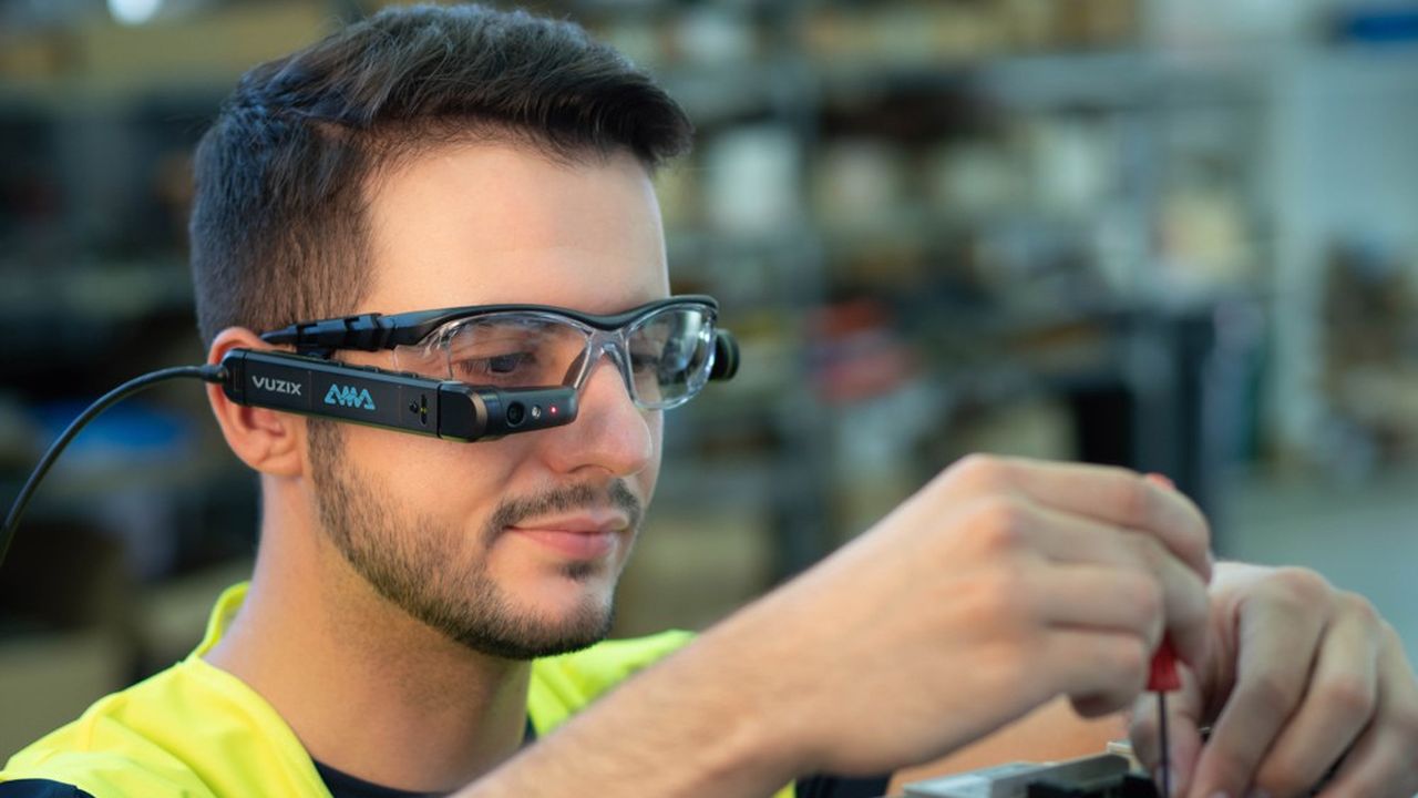 Equipés de lunettes connectées, les experts peuvent intervenir à distance pour résoudre un problème de maintenance par exemple.