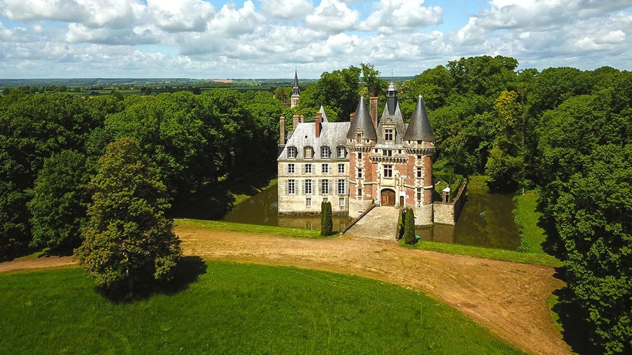 Construit pour l'essentiel à la fin du XVe siècle, ce château de 900 m², 20 pièces, entouré de douves, sur 27 hectares, est à vendre 1.750.000 euros, dans le Loir-et-Cher.
