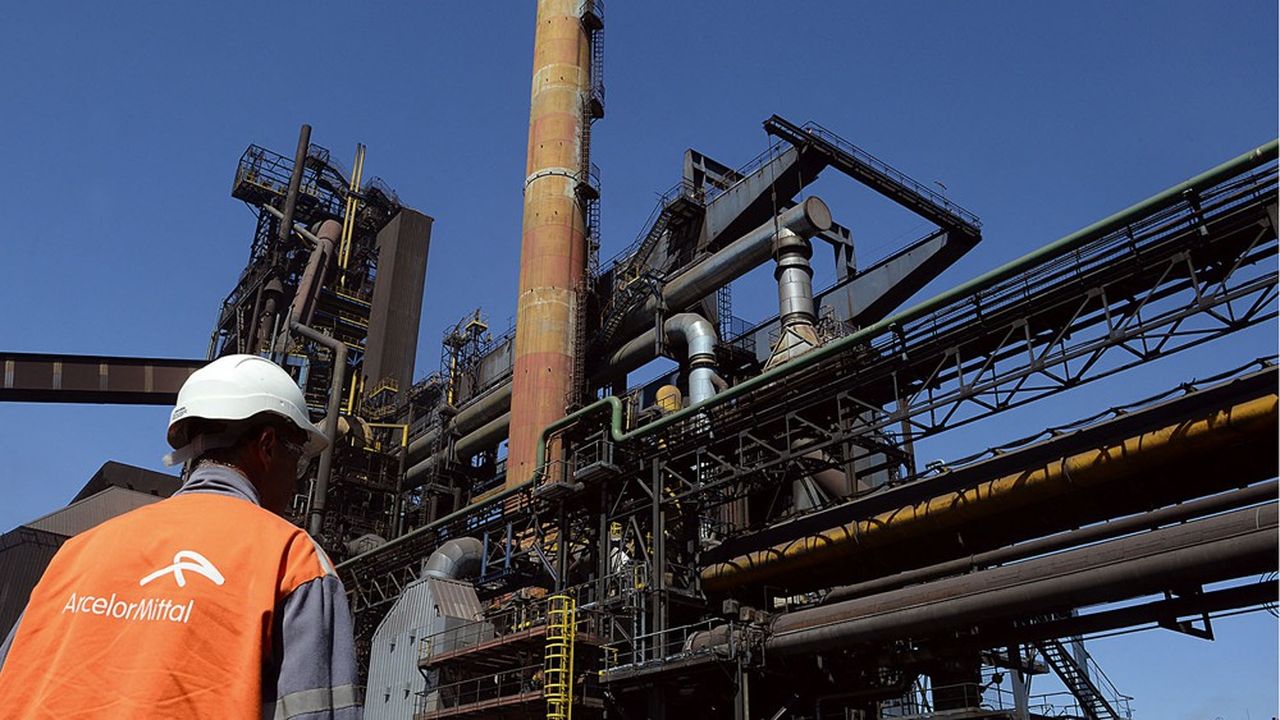 Les dépenses liées à la décarbonation des sites sidérurgiques d'ArcelorMittal, ici l'un des hauts fourneaux de Fos-sur-Mer, sont évaluées par le groupe à une fourchette entre 15 et 40 milliards d'euros.