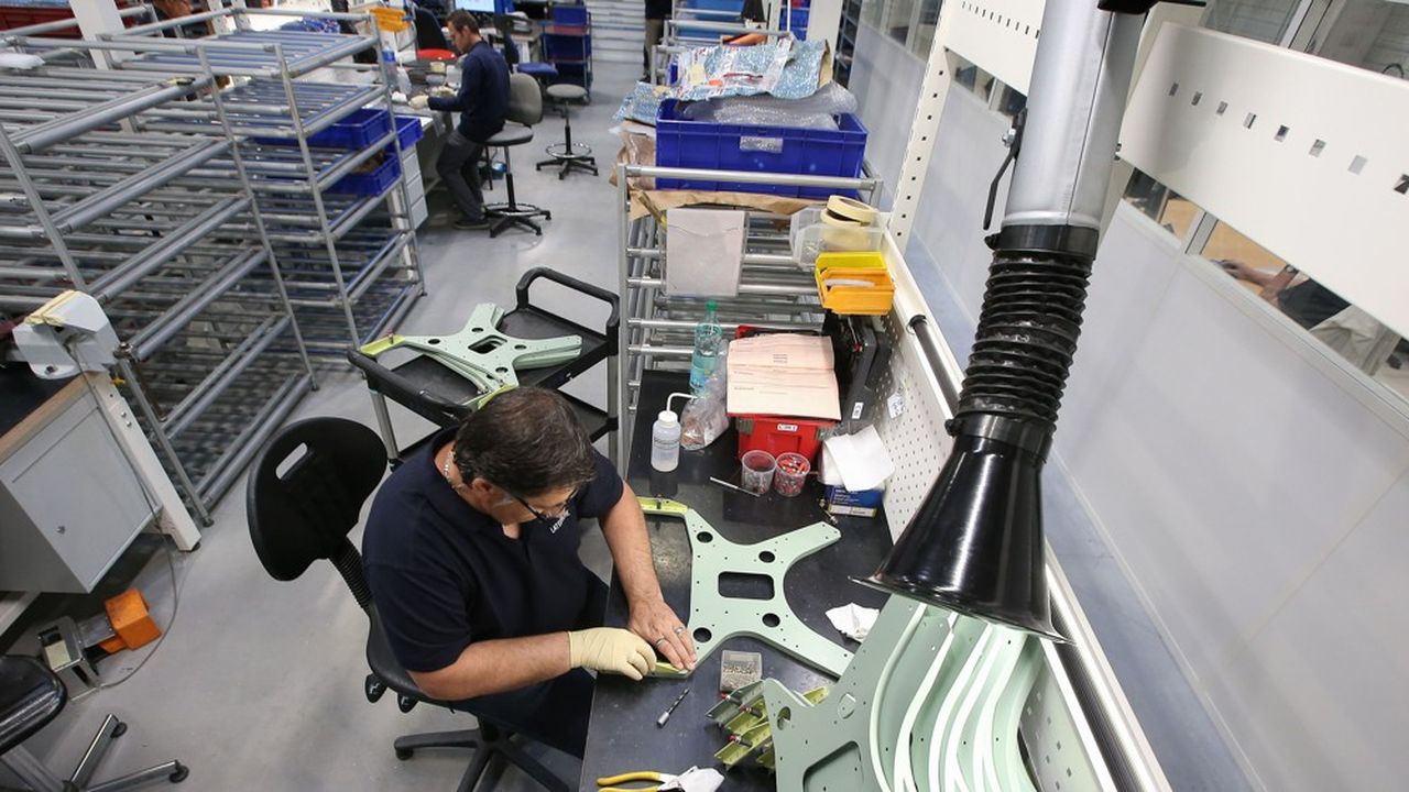La nouvelle usine de l'équipementier aéronautique dans la zone de Balma-Gramont, à l'est de Toulouse, modernise la production de pièces métalliques de portes et tronçons d'avions.