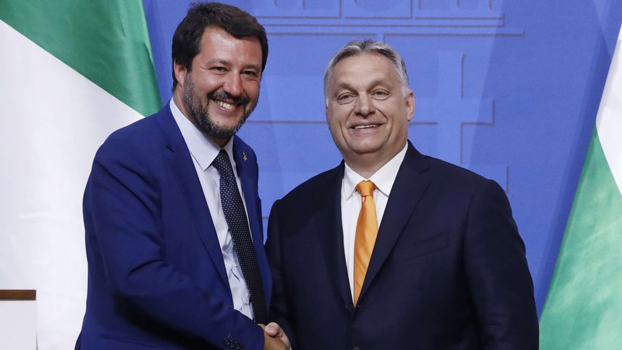 Depuis son départ du PPE, le principal parti du Parlement européen, le Hongrois Viktor Orban (à droite) tente d'attirer Matteo Salvini dans ses filets, en vain jusqu'ici.