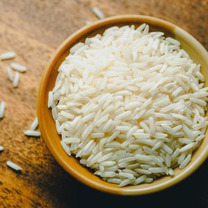 Une fois réduit en poudre, le riz peut être stocké puis ingéré avec une petite quantité d'eau.