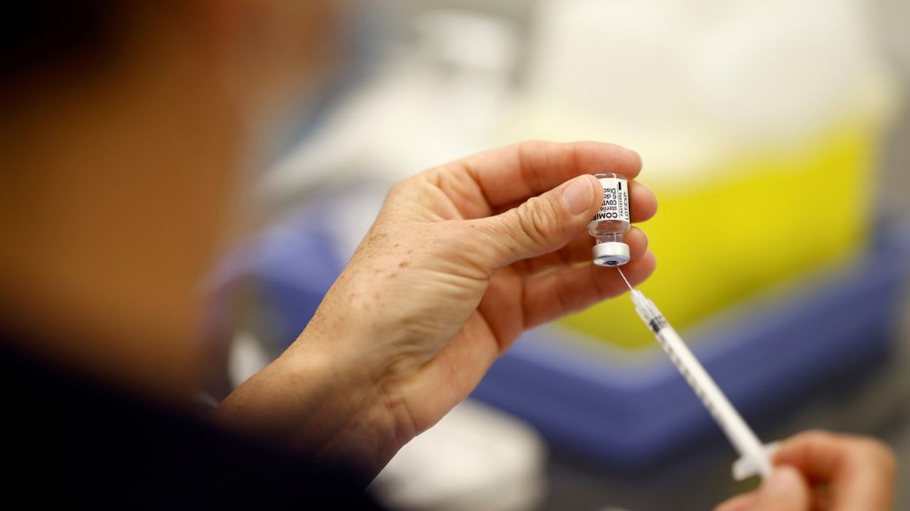 En France, le taux de vaccination des soignants plafonne à 57 % dans les Ehpad et 64 % à l'hôpital.