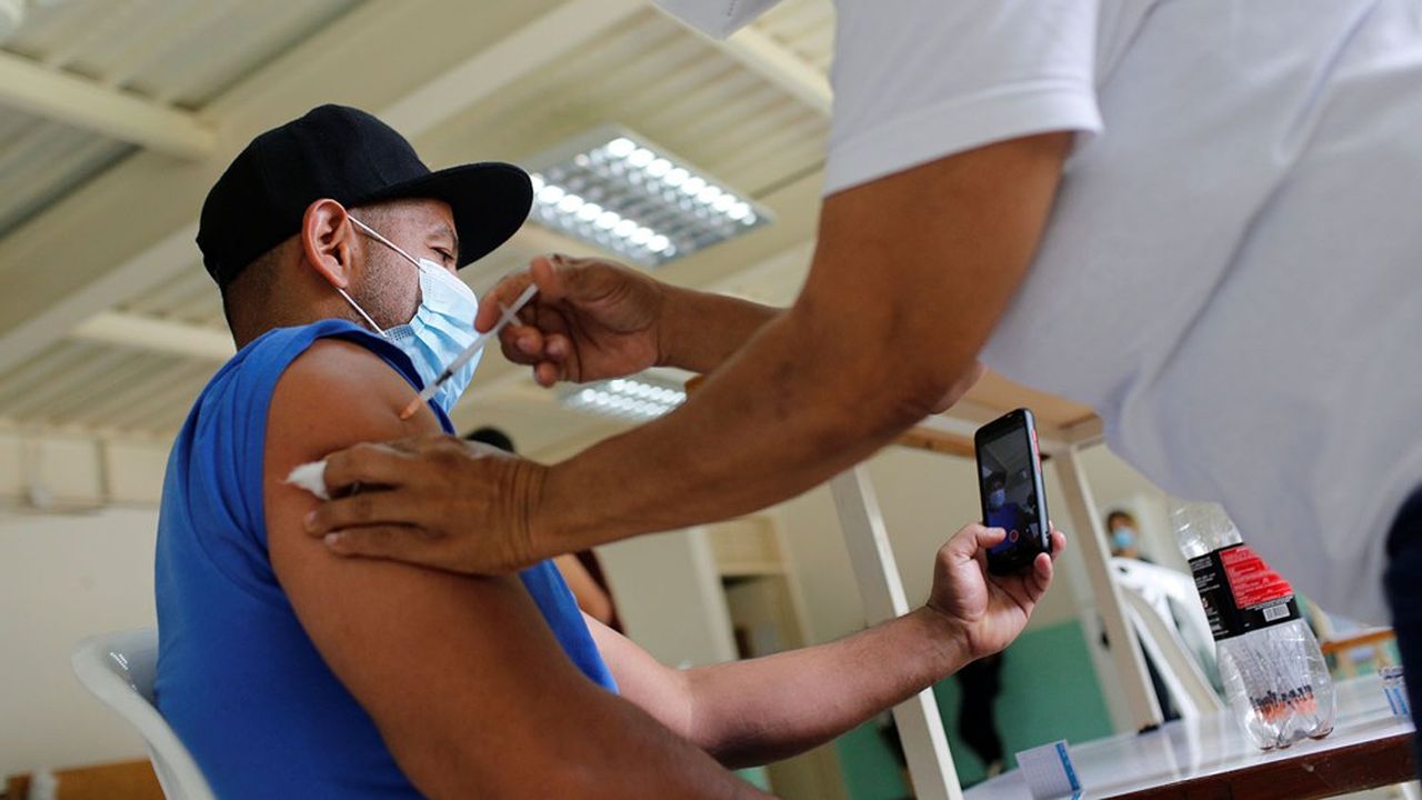Cuba s'enorgueillit d'être le premier pays d'Amérique latine à avoir développé un vaccin national, l'Abdala, inoculé ici en phase de test.