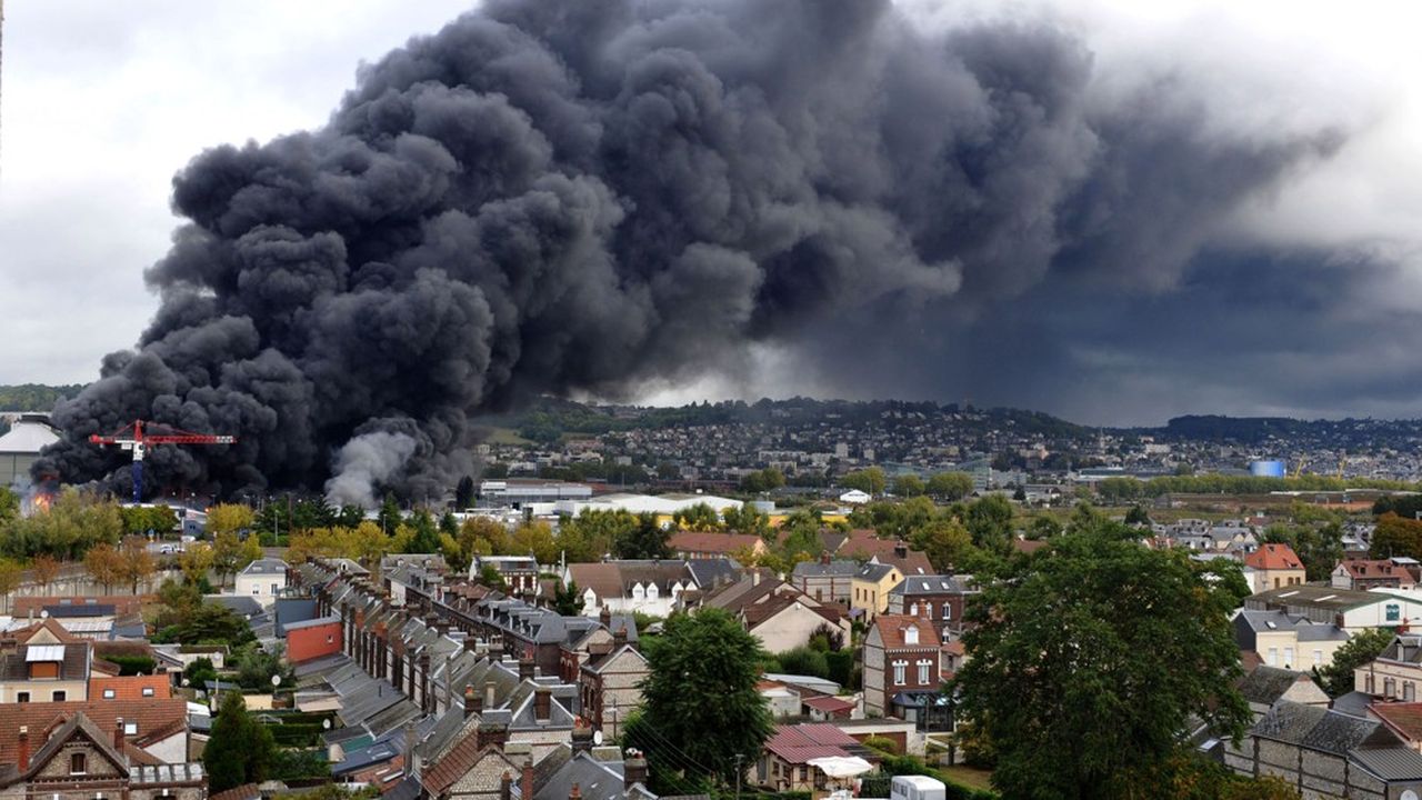 L'incendie des entrepôts de Lubrizol et de NL Logistique à Rouen le 26 septembre 2019avait entraîné la formation d'un panache de fumées de 22 kilomètres de long et 8 kilomètres de large.