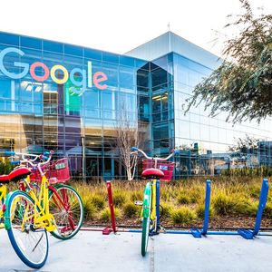 Sur le marché des moteurs de recherche généralistes, Google (en photo, son siège californien de Mountain View) dispose d'une part de marché supérieure à 90 %.