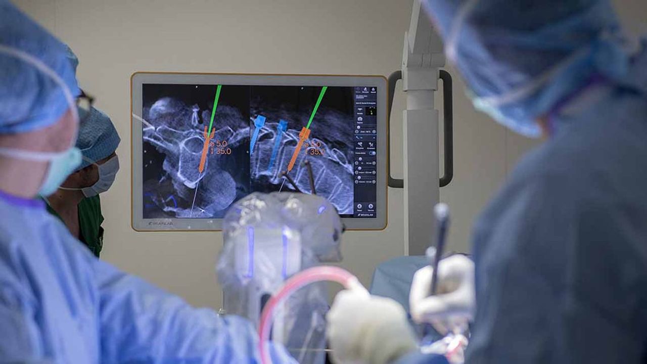 Le système combine des technologies d'imagerie 3D, de neuronavigation et une assistance robotisée des instruments chirurgicaux.