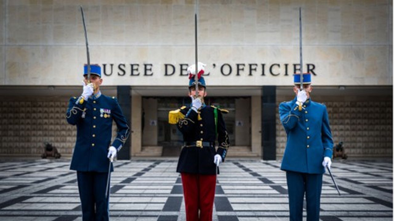 L'Académie militaire de Saint-Cyr Coëtquidan forme des officiers, des sous-officiers et des aspirants.