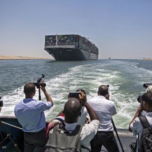 Le porte-conteneurs géant « Ever Given », d'une capacité de 200.000 tonnes, a levé l'ancre après cent jours d'immobilisation dans le canal de Suez.
