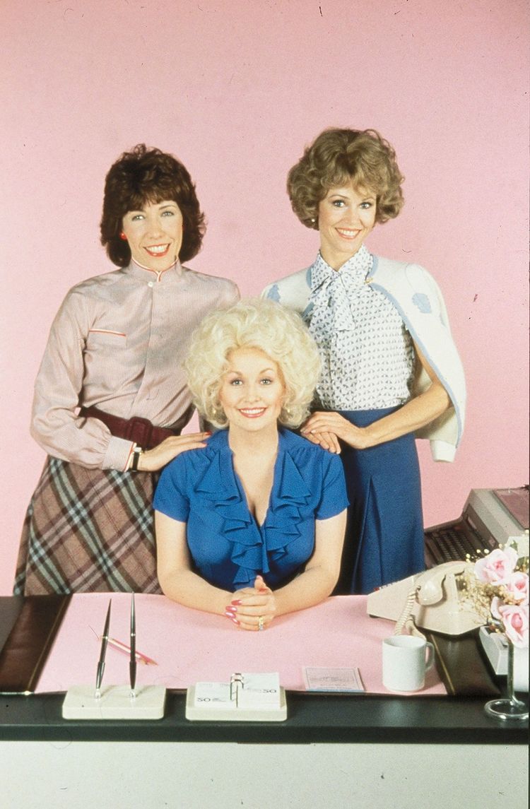 Dolly Parton (au centre) avec Lily Tomlin (à gauche) et Jane Fonda, dans le film «9 to 5» ( «Comment se débarrasser de son patron») , sorti en 1980. Elles y incarnent trois employées d'une entreprise dirigée par un patron sexiste et condescendant.