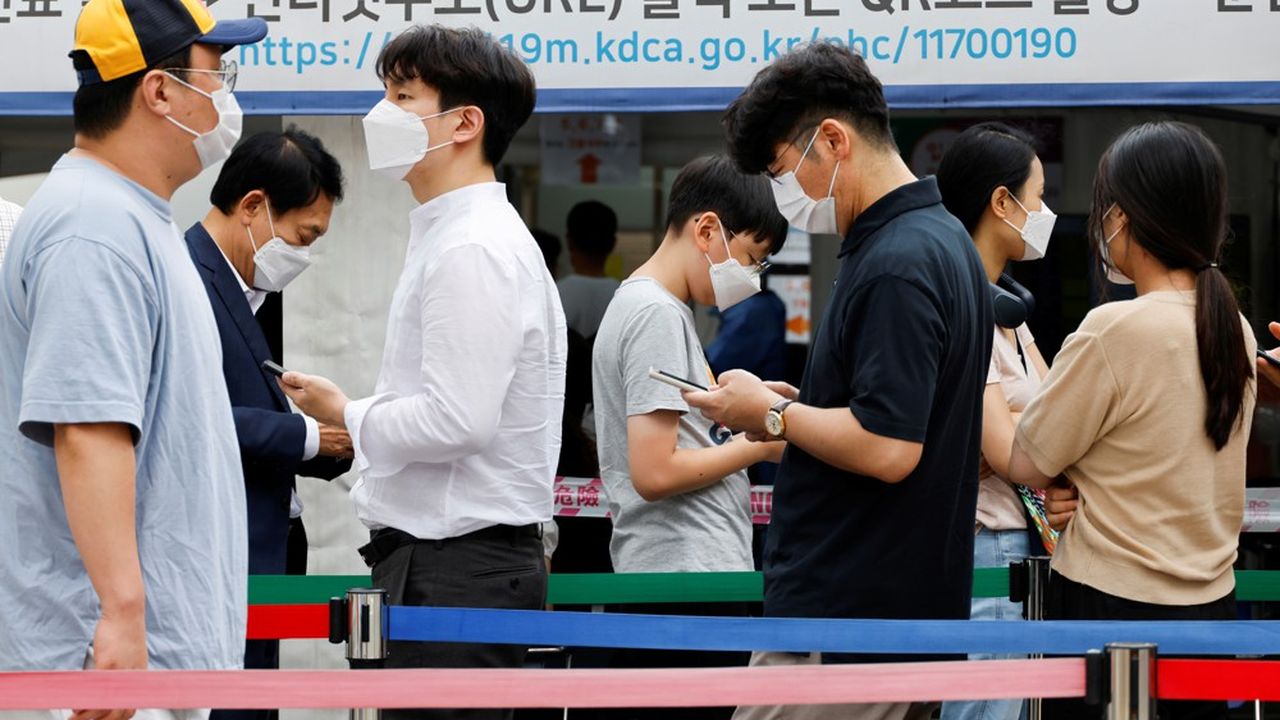 « Les mesures antivirus vont atteindre le niveau de crise maximal, avec un nombre record de nouveaux cas quotidiens depuis plusieurs jours », a indiqué le Premier ministre, Kim Boo-kyum (photo : personnes dans l'attente de passer un test Covid).