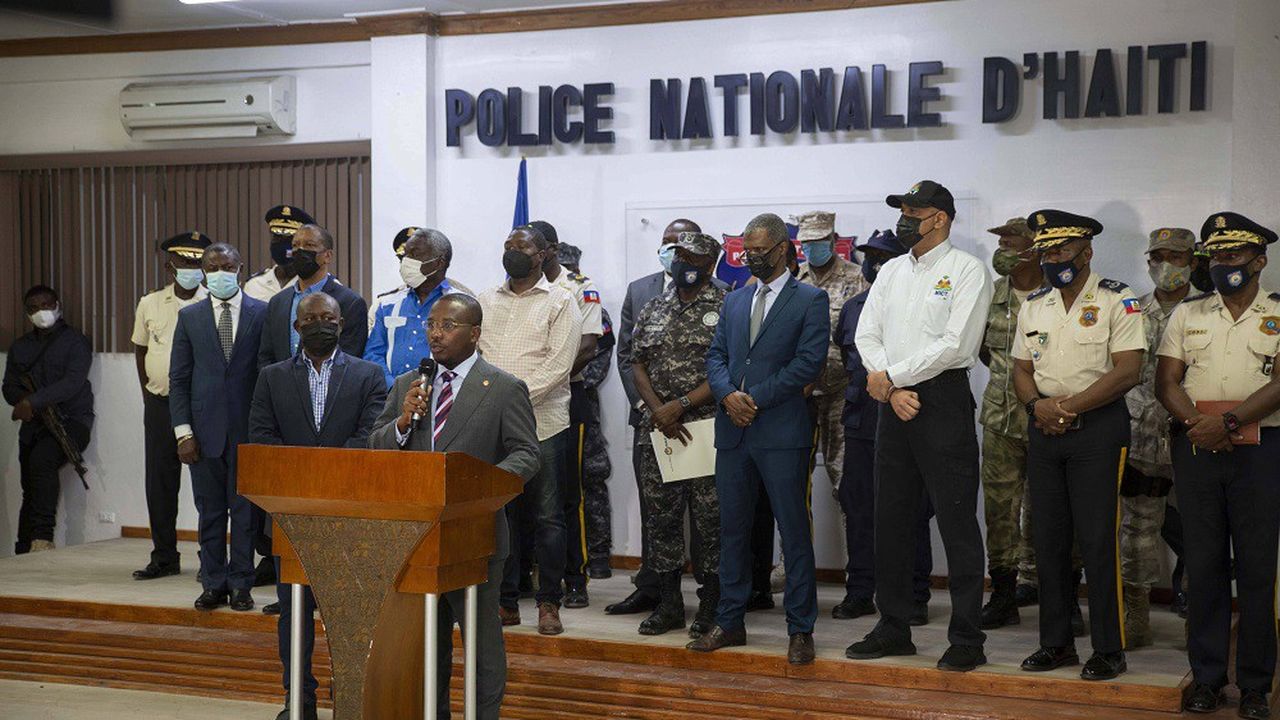 Le chef de la police, Leon Charles, a présenté 17 hommes aux journalistes lors d'une conférence de presse jeudi, montrant des passeports colombiens, des fusils d'assaut, des machettes et des talkies-walkies.