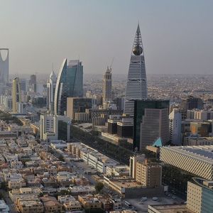 Le Public Investment Fund (PIF), le fonds souverain d'Arabie saoudite, investit 80 % de ses capitaux dans l'économie pour la diversifier et réduire sa dépendance au pétrole.