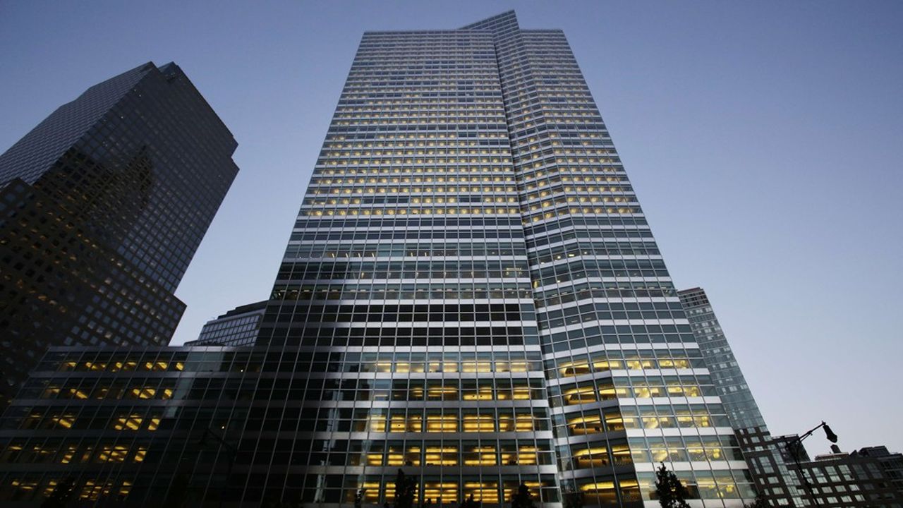 Le siège de Goldman Sachs, à New York. La banque hésite toujours à augmenter ses banquiers juniors.