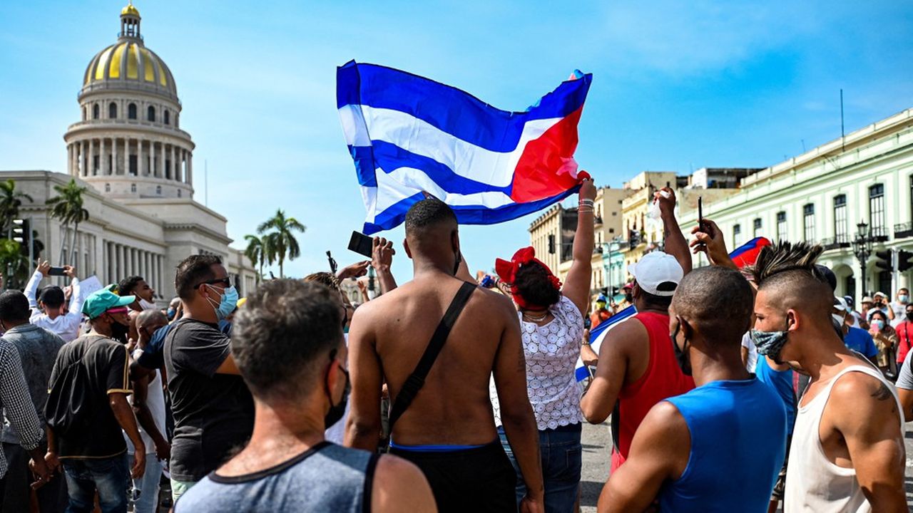 Des milliers de Cubains ont manifesté ce dimanche contre le régime.