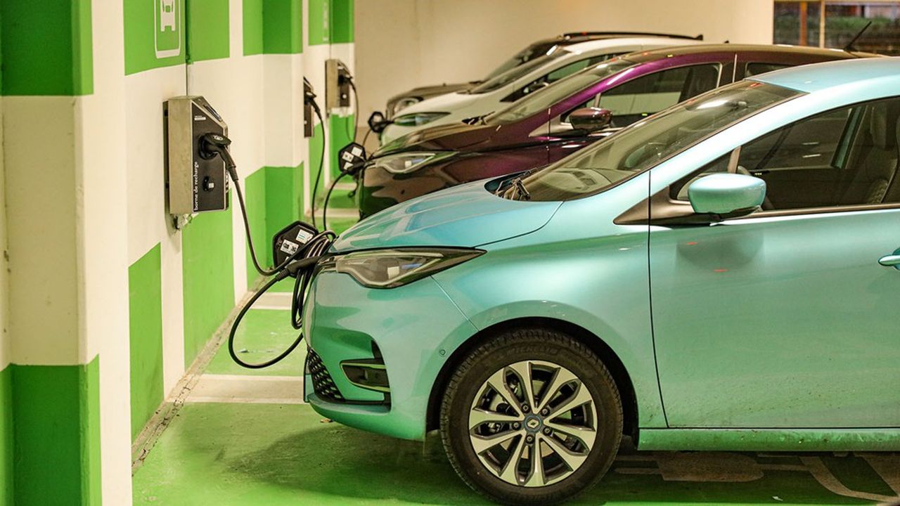 En France, les ventes de voitures électriques (100 % batteries et hybrides rechargeables) ont représenté près de 16 % du marché sur les six premiers mois de 2021.