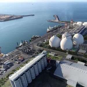 Image de synthèse : les futurs dômes de stockage de la biomasse d'Albioma à Port Réunion.