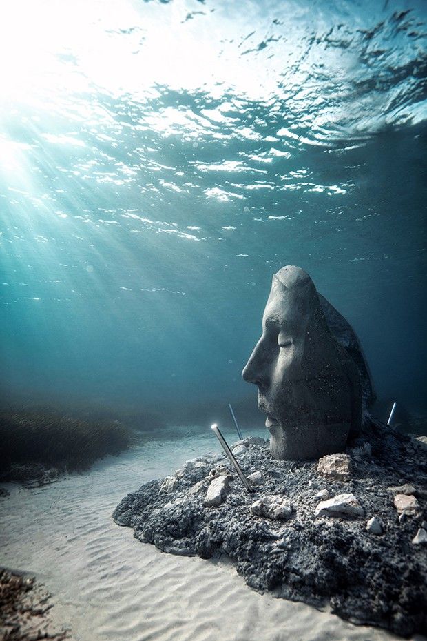 Les masques du sculpteur Jason deCaires Taylor ont été immergé aux abords de l'île Sainte-Marguerite, au large de Cannes.