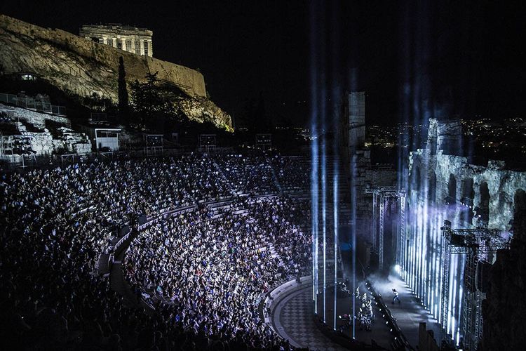 Le concert de Woodkid à Athènes, au pied de l'Acropole, le 7 juillet 2021.