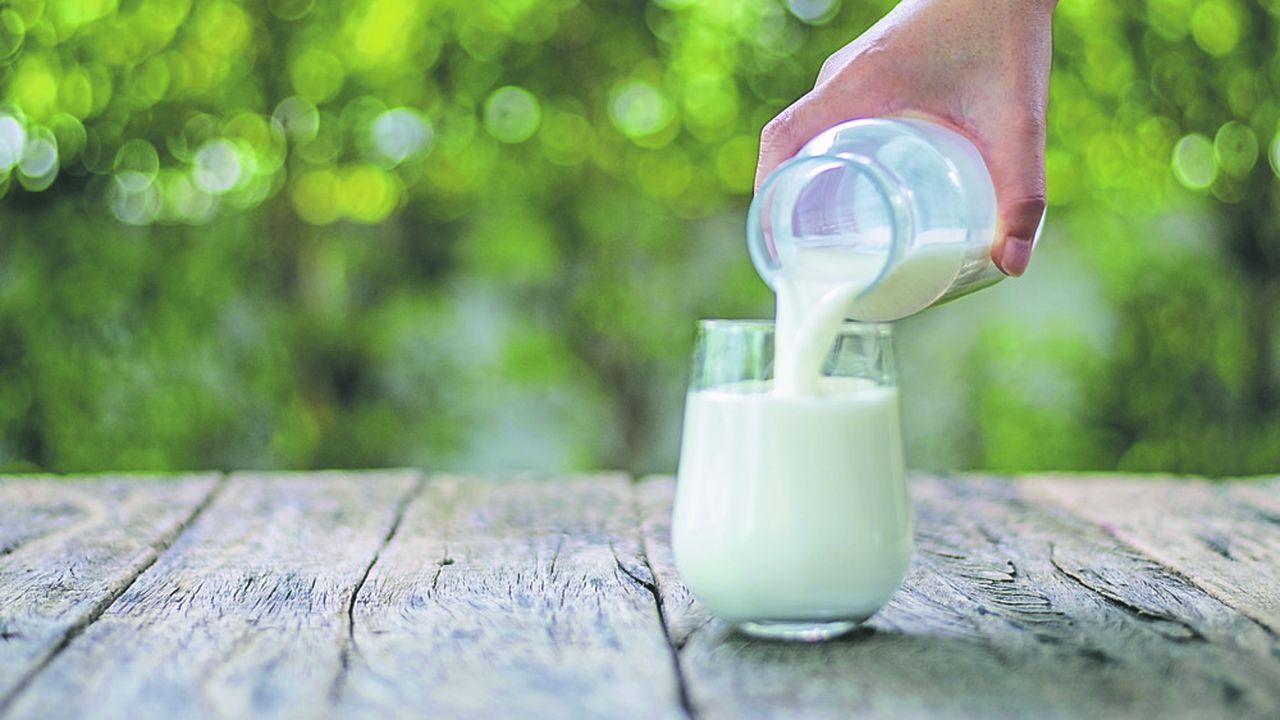Avec le déconfinement et le retour à une vie plus normale, les ventes de lait décrochent à nouveau.