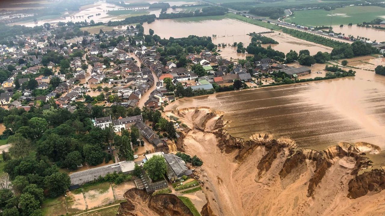 A Erftstadt-Blessem, ici vue du ciel, plusieurs maisons ont été largement emportées par un glissement de terrain. Plusieurs personnes sont portées disparues.