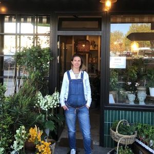Mathilde Percheron-Leblanc gère sa boutique de fleurs de la XVIe arrondissement de Paris.