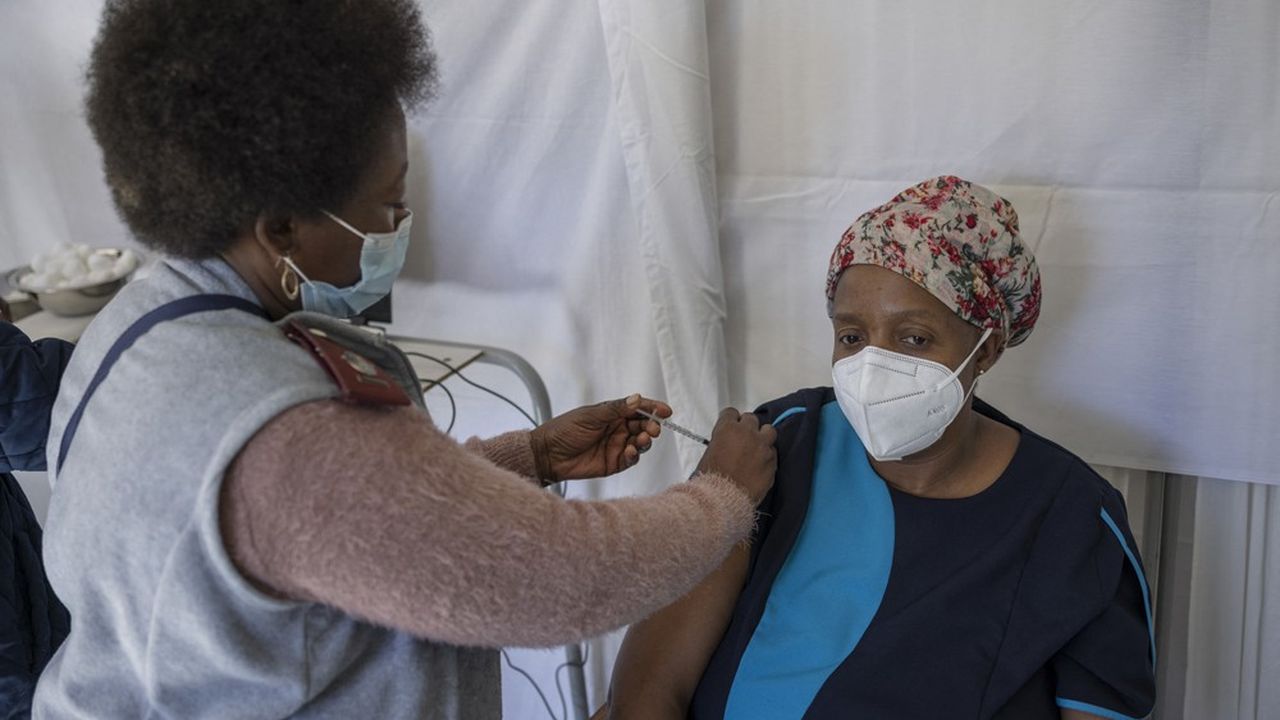 Moins de 2 % de la population africaine a été vaccinée au moins une fois alors même que le virus Delta y fait des ravages.