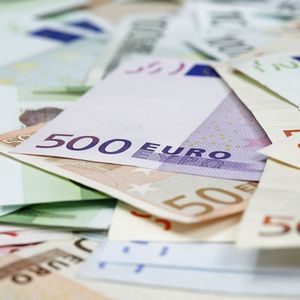 Sous 1,18 dollar, l'euro perd 3,5 % cette année face au billet vert.