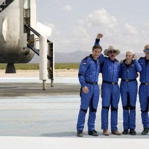 De gauche à droite, à l'atterrissage : Oliver Daemen, Jeff Bezos (avec le chapeau de cow-boy), Wally Funk et Mark Bezos.