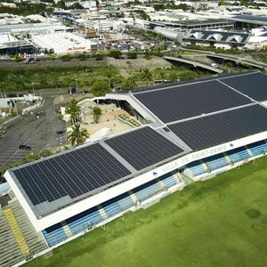 Centrale photovoltaïque sur les toitures d'un stade, mise en service en 2020 par Albioma à Saint-Denis de La Réunion.
