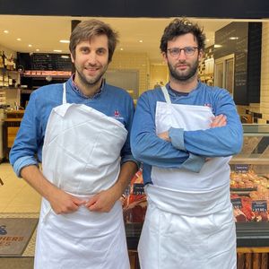 Benjamin Tixier (à gauche) et Roland de Linares (à droite) étaient tous les deux consultants avant leur reconversion dans la boucherie, il y a un peu plus de deux ans.