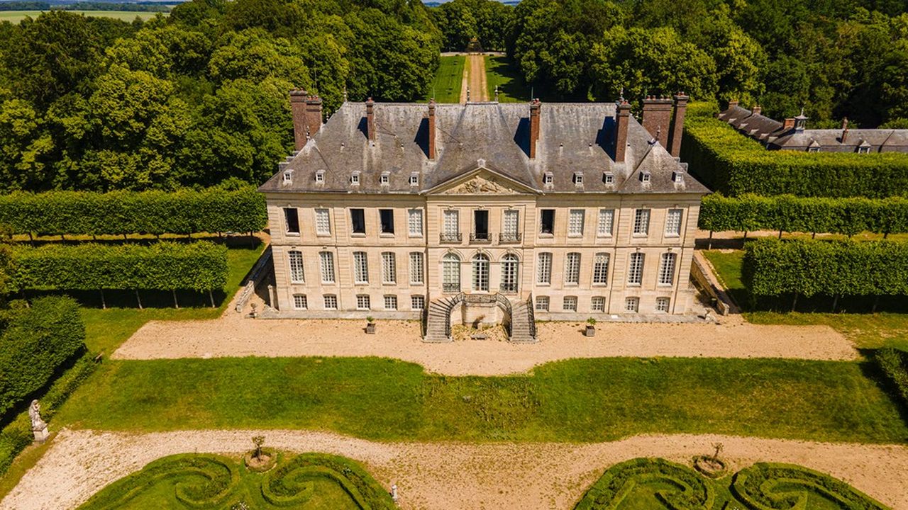 A Villarceaux, dans le Val-d'Oise, le parc de 70 hectares qui ceint les deux châteaux est classé monument historique depuis 1941.