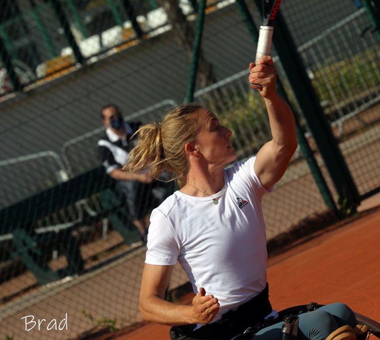 Charlotte Fairbank s'entraîne entre deux et quatre heures par jour au centre national d'entraînement de la Porte d'Auteuil ou à Feucherolles au Comité de tennis des Yvelines.