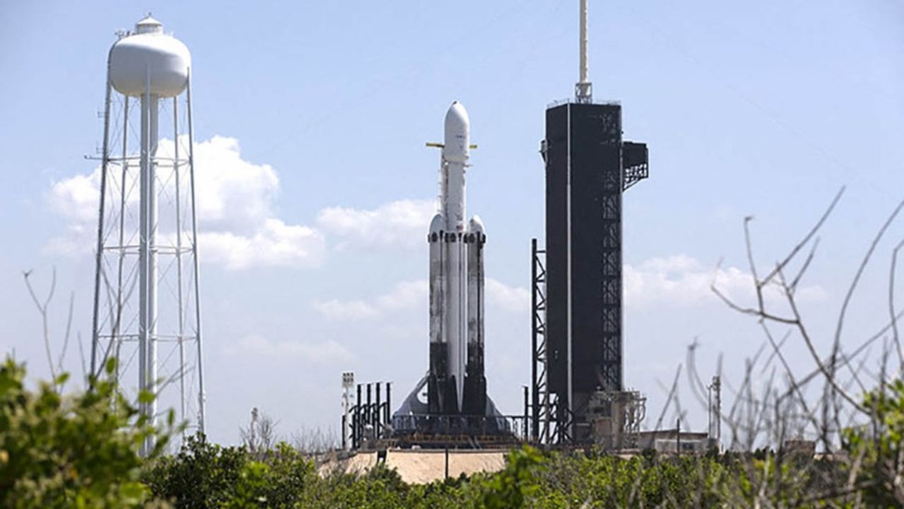 Le lanceur Falcon Heavy utilise trois fois plus de moteurs que la fusée Falcon 9 pour pouvoir envoyer des charges dans l'espace profond. Il a encore très peu servi.