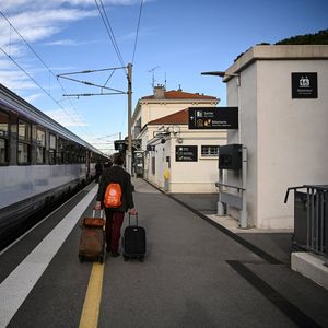 Sur Twitter, la SNCF doit faire face à un flot de questions des usagers bloqués dans les trains parfois depuis plusieurs heures.