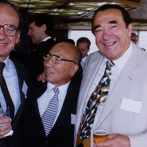 Rupert Murdoch, en conversation avec Robert Maxwel (à droite).