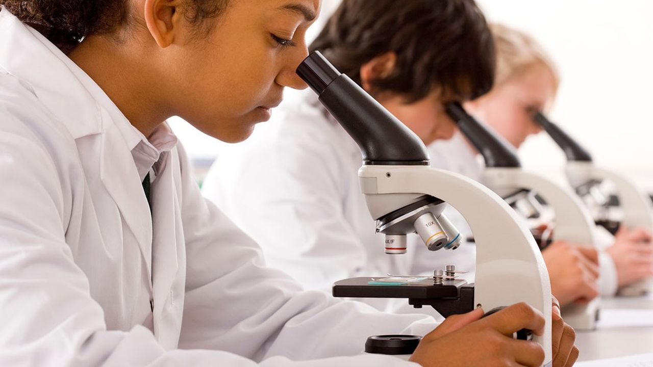 L'Université Paris-Saclay veut initier les filles aux disciplines scientifiques, traditionnellement délaissées par ces dernières.