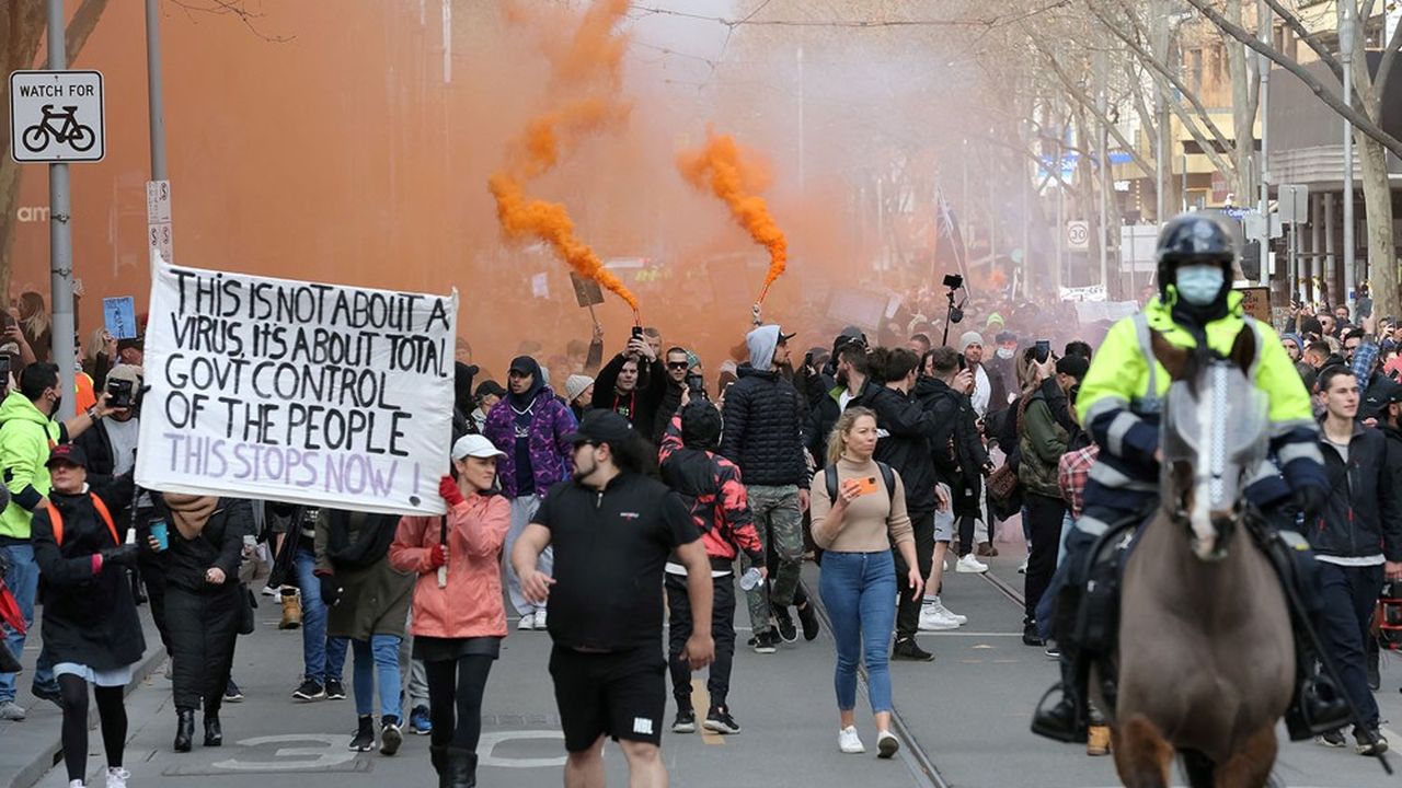 Des manifestants, samedi 24 juillet, dans la rue à Melbourne pour protester contre les restrictions imposées pour lutter contre la pandémie et notamment le reconfinement.