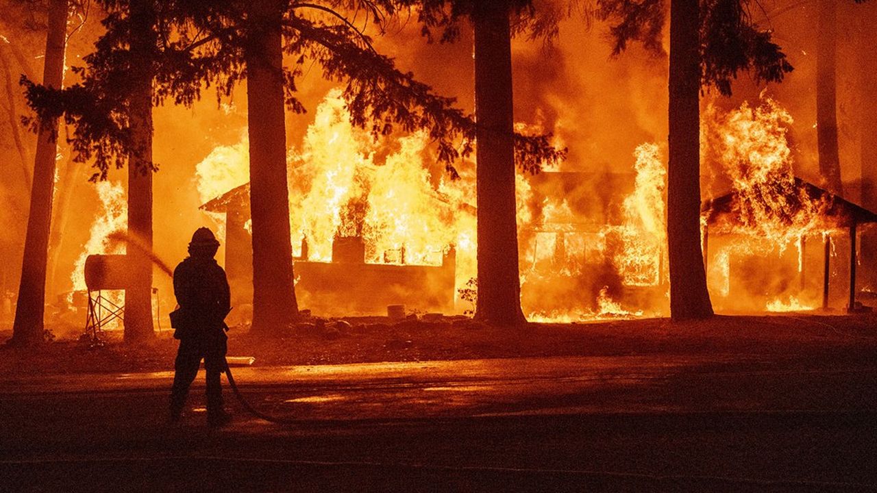 Les pompiers californiens ne parviennent pas à maîtriser le Dixie Fire.