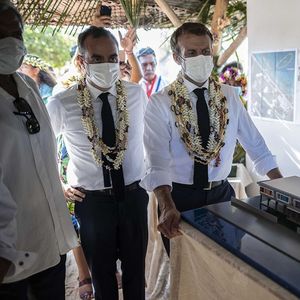 Emmanuel Macron lundi sur l'atoll de Manihi, où va être construit un des nouveaux abris de protection contre les cyclones prévus en Polynésie française.