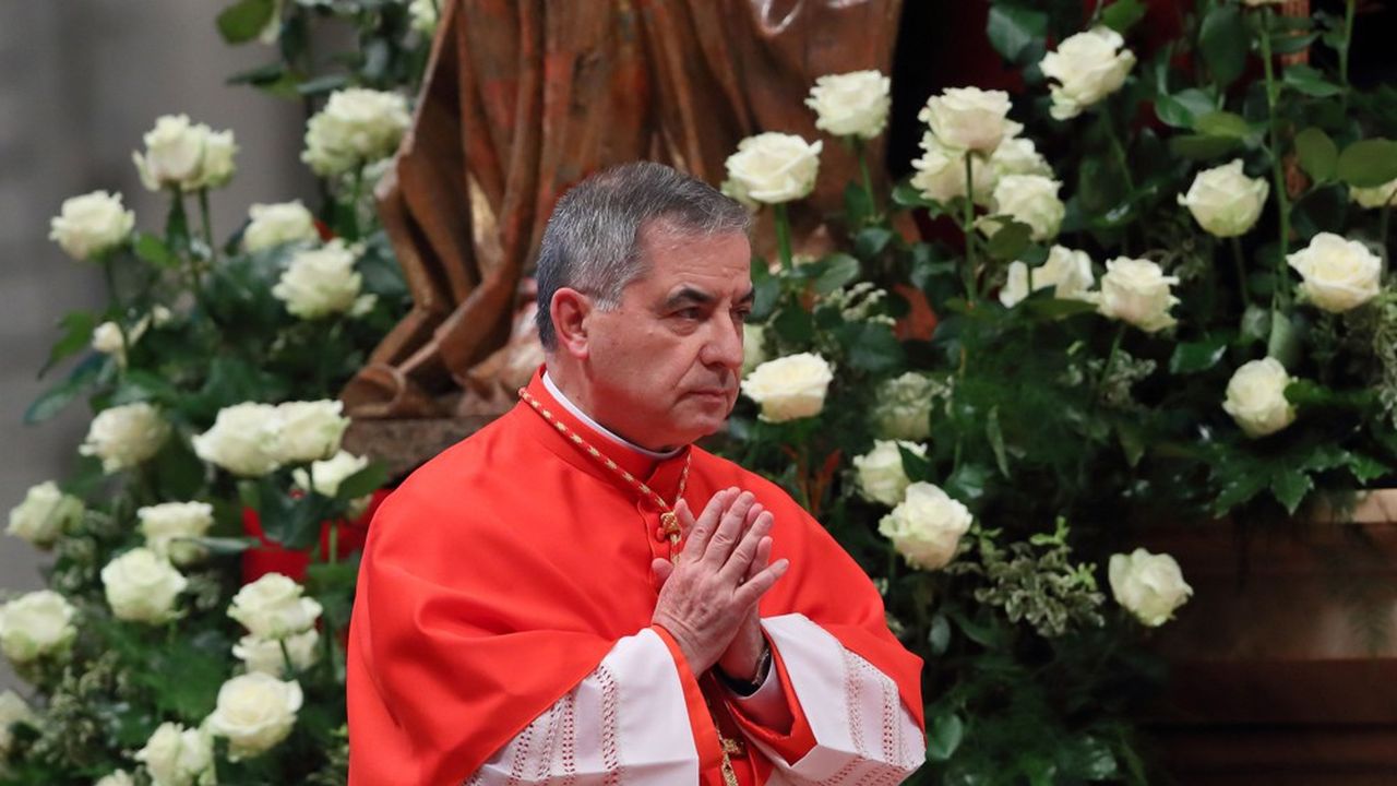 Le cardinal Becciu, un proche ami du Pape qui doit maintenant rendre des comptes sur sa gestion des fonds du Vatican.