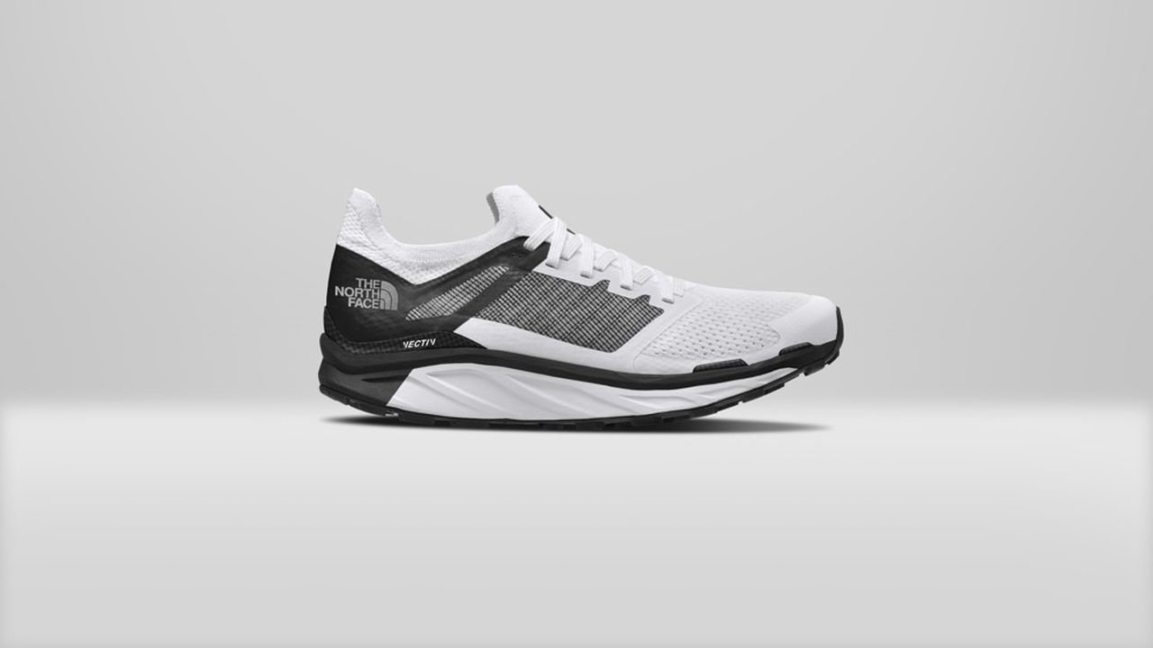La gamme Vectiv utilise la fibre de carbone pour une gamme de chaussures de trail running ou de randonnée.