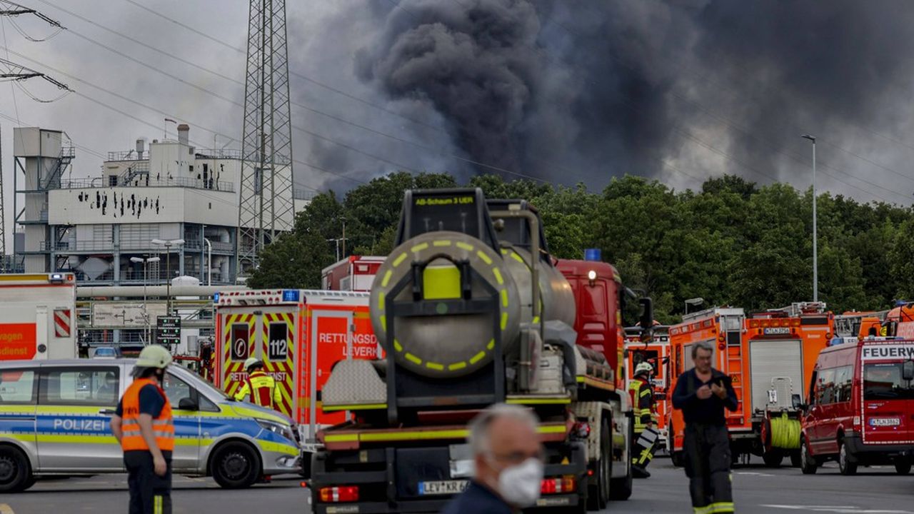 L'explosion sur le site de traitement de déchets a entraîné un énorme dégagement de fumée.