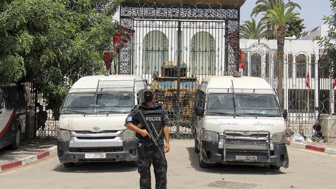 Des voitures de la police et de l'armée bloquaient mardi l'entrée du parlement tunisien.