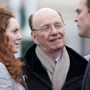 Rebekah Brooks et Rupert Murdoch, aux côtés de James Murdoch (à droite).