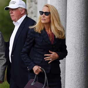 Donald Trump, alors candidat à la présidence des Etats-Unis, reçoit Rupert Murdoch et sa femme, Jerry Hall, sur son golf d'Aberdeen, en Ecosse, le 25 juin 2016.