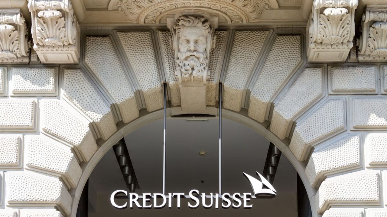 La deuxième institution financière helvétique Credit Suisse a enregistré une chute de 41 % de ses revenus en banque d'investissement au deuxième trimestre, à 1,8 milliard de dollars.