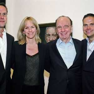 Rupert Murdoch, entouré de ses enfants, James, Elisabeth et Lachlan Murdoch (de gauche à droite), en juin 2007.