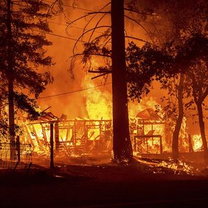 Une maison brûle dans le comté de Plumas, en Californie.