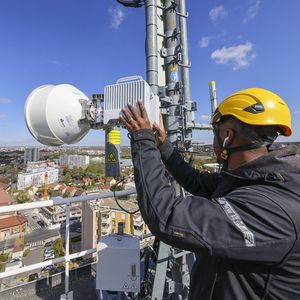 Installation d'une antenne de téléphonie mobile de l'opérateur Bouygues Telecom, équipée pour la 5G.
